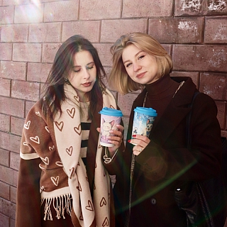 Если в окне горит светодиодная лампа, это необязательно помидорки выращивают... 3