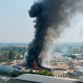 Крупный пожар на складе пиломатериалов в центре Бора 5