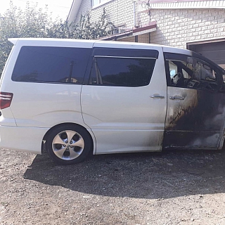 Автомобиль Тойота Альфард горел ночью 19 августа в городе Бор 2