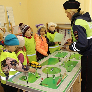 Инспектор ГИБДД: «С детьми по службе и в жизни» 1