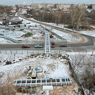 На Бору продолжается монтаж нового пешеходного моста 1