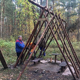 Борчане построили общественный шалаш в лесу 3