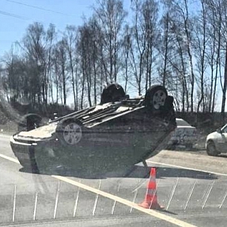 Появились подробности аварии с перевернутым автомобилем на борской трассе 1