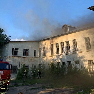 Заброшенная на Стекольном больница горела 6 августа 3