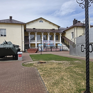 Упавшее в музее боевой техники под открытым небом дерево оперативно убрали 1