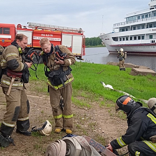 Спасатели тушили теплоход в п. Октябрьский 5