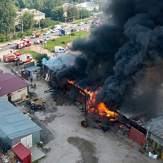 Крупный пожар на складе пиломатериалов в центре Бора 6