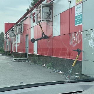 Подписчики поделились фотографиями уникальных парковок кикшеринговых самокатов на Бору 1