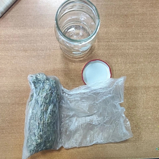 Если в окне горит светодиодная лампа, это необязательно помидорки выращивают... 1