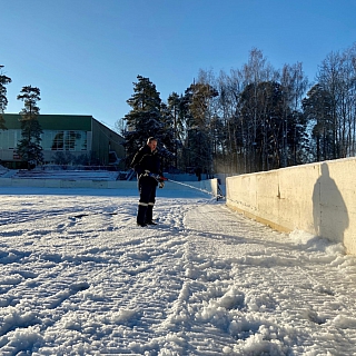 На Бору начали заливать городские катки 3