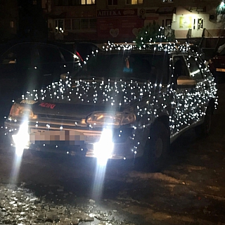 На Бору замечена самая новогодняя машина 1