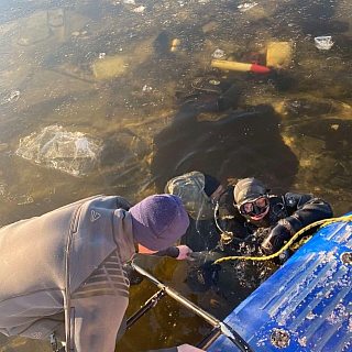 МЧС подтвердило гибель двоих человек на Бору после провала снегохода 3