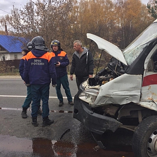 Машина скорой помощи с медиками внутри попала в ДТП на Бору 2