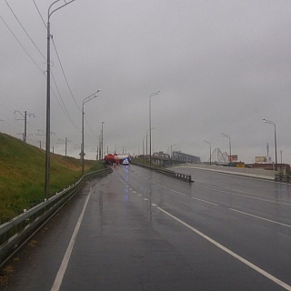 Бензовоз развернуло на Борском мосту 1