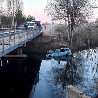 Автомобиль упал с моста в Борском районе 2