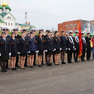 6 мая под стенами Сергиевской слободы был заложен сквер 2