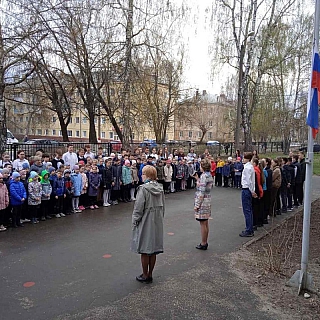 Утро в борских школах началось с поднятия флага и исполнения гимна 1