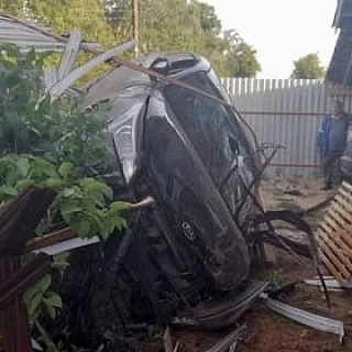 В Борском районе водитель «Киа» сначала влетел в столб, а потом в забор 2