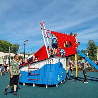 В Октябрьском открылся новый сквер 7