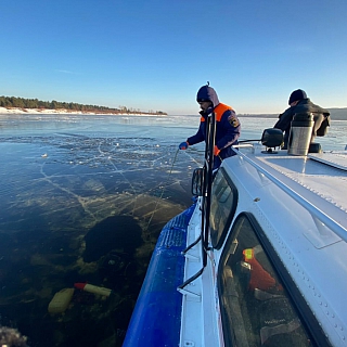 МЧС подтвердило гибель двоих человек на Бору после провала снегохода 2