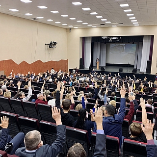 Администрация узаконила парковку на Мухинском мнением большинства 1