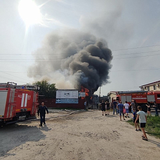 Крупный пожар на складе пиломатериалов в центре Бора 2