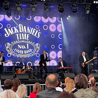 А, может, еще и с Новым годом объединим? 4