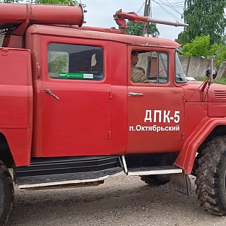 Спасатели тушили теплоход в п. Октябрьский 6