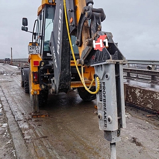 На Борском мосту водителю прилетел кусок бетона в лобовое стекло 3