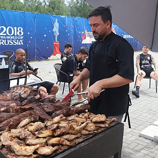 «Борские» футболисты устроили барбекю: Суарес, Кавани и компания позволили себе немного расслабиться 1