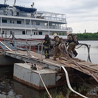 Спасатели тушили теплоход в п. Октябрьский 3