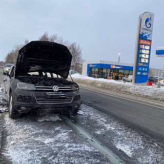 Автомобиль сгорел рядом с АЗС в городе Бор 1