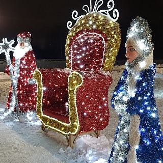 Трон и фигуры Деда Мороза и Снегурочки установили на Волгоречье 1