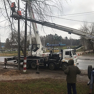 На Бору устраняют аварийные опоры 3