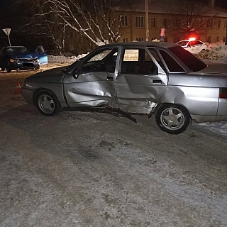 Две похожие машины столкнулись на Бору 2