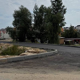 У новой школы на намыве появился новый асфальт 2