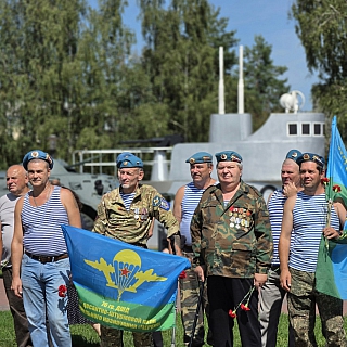 Расплескалась синева, десантники в центре Бора 6