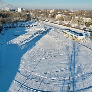 На Бору начали заливать городские катки 1