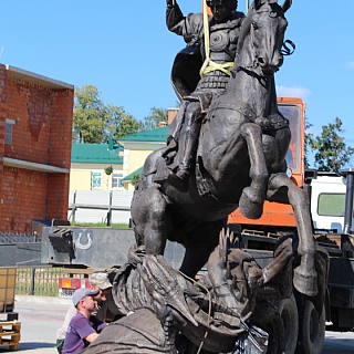 Сегодня утром на Бор была доставлена скульптура Георгия Победоносца 6