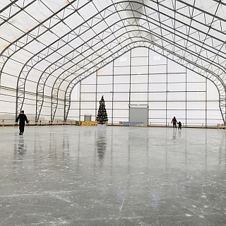 Новый большой крытый каток открылся на Бору 1