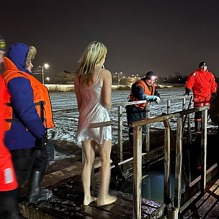 Сотни борчан не побоялись ледяной воды 8