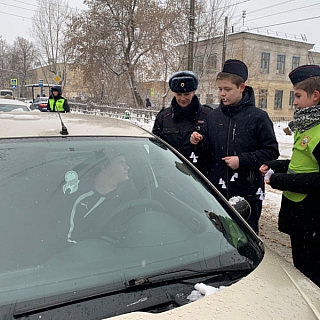 Борские госавтоинспекторы и ребята из отряда ЮИД  подарили участникам дорожного движения «ангелочков» 1