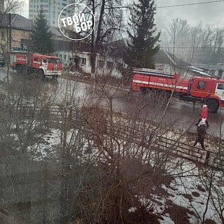 На Стекольном горит городская баня 1