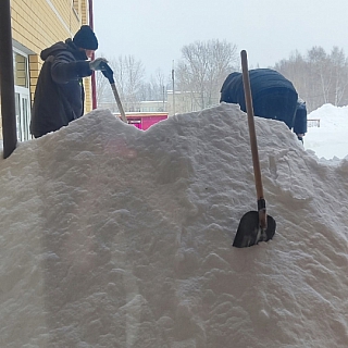 Вход в группу одного из борских садиков был "подзавален" снегом 3