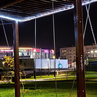 На Мухинском сделали подсветку качелей 3