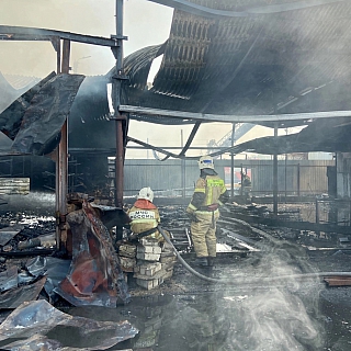 Крупный пожар уничтожил ангар с пиломатериалами на Бору 3