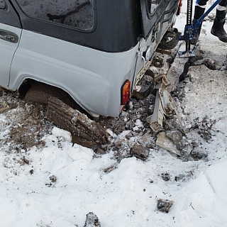 В воскресенье на озере Путьково спасли УАЗик 1