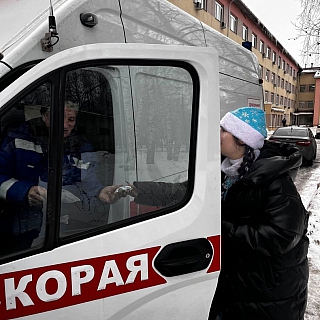 Школьники поздравили медиков 6