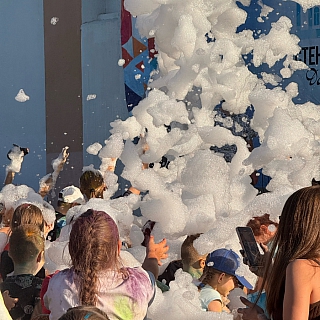 Вчера у ДК "Стеклозаводский" прошла настоящая красочно-пенная вечеринка 1