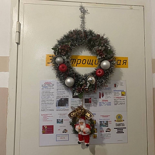 Заходишь в подъезд, а там такая красота новогодняя 1